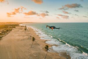 drone-volando-sobre-el-mar-y-la-playa